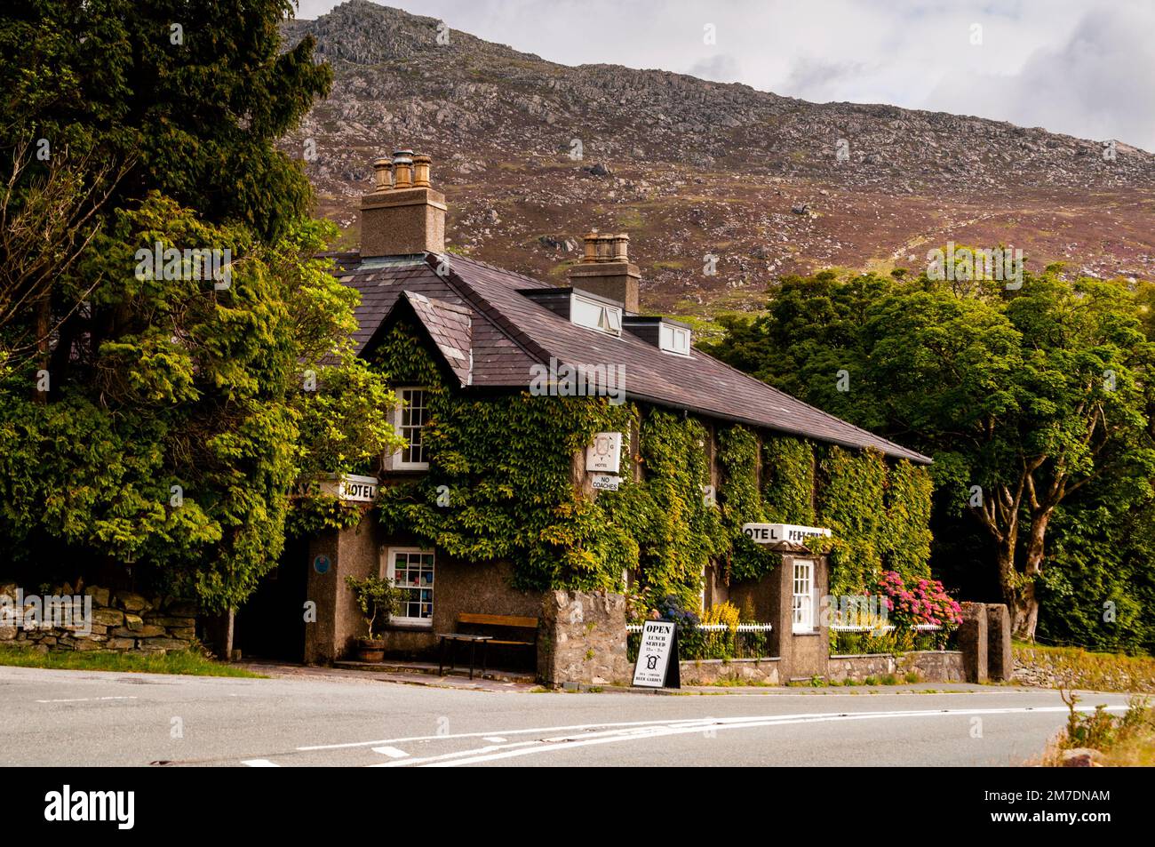 Pen-Y-Gwryd Hotel Bergsteigerherberge am Fuße von Snowdonia im Snowdonia Nationalpark in Wales. Stockfoto