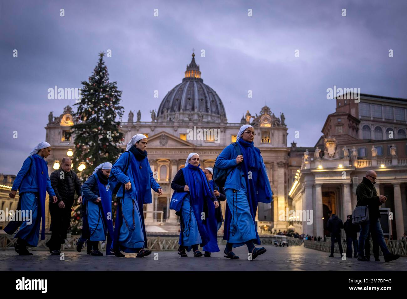 Nuns arrive at dawn to view the body of Pope Emeritus Benedict XVI as ...