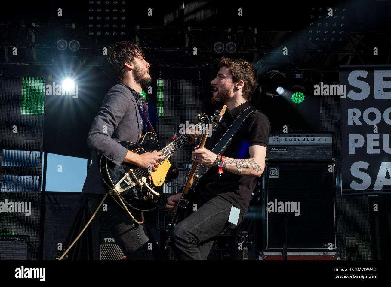 Sänger und Gitarrist, Bass-Spieler der Rockband Storm Orchestra, auf der Bühne von Angesicht zu Angesicht Stockfoto