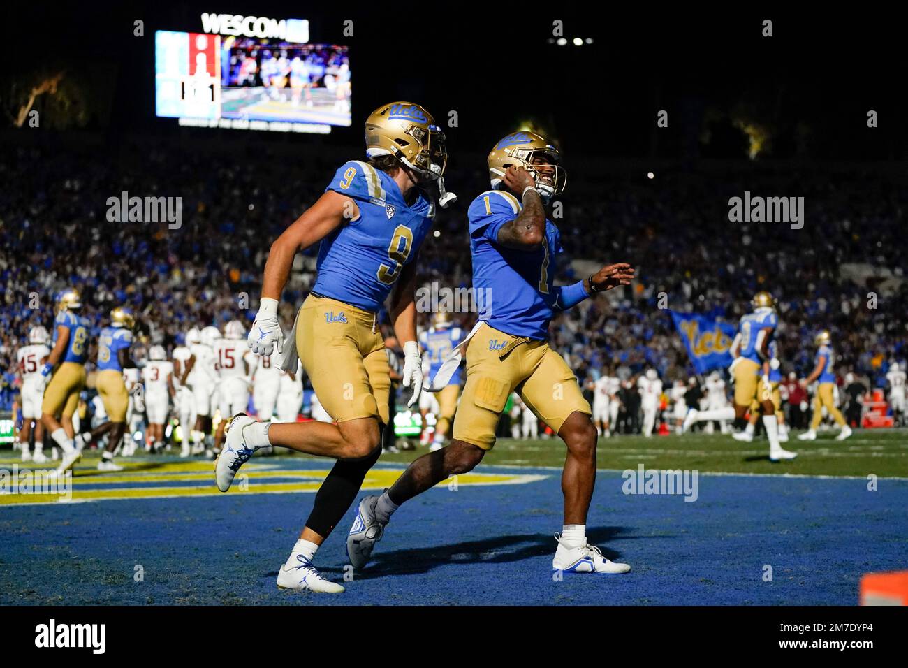 FILE - UCLA wide receiver Jake Bobo (9) and quarterback Dorian Thompson-Robinson (1) celebrate after a touchdown during the first half of an NCAA college football game against Stanford in Pasadena, Calif., Saturday, Oct. 29, 2022. UCLA cleared a major hurdle toward joining the Big Ten Conference in 2024, getting approval for the move from the University of California Board of Regents on Wednesday, Dec. 14, 2022. (AP Photo/Ashley Landis, File) Stockfoto