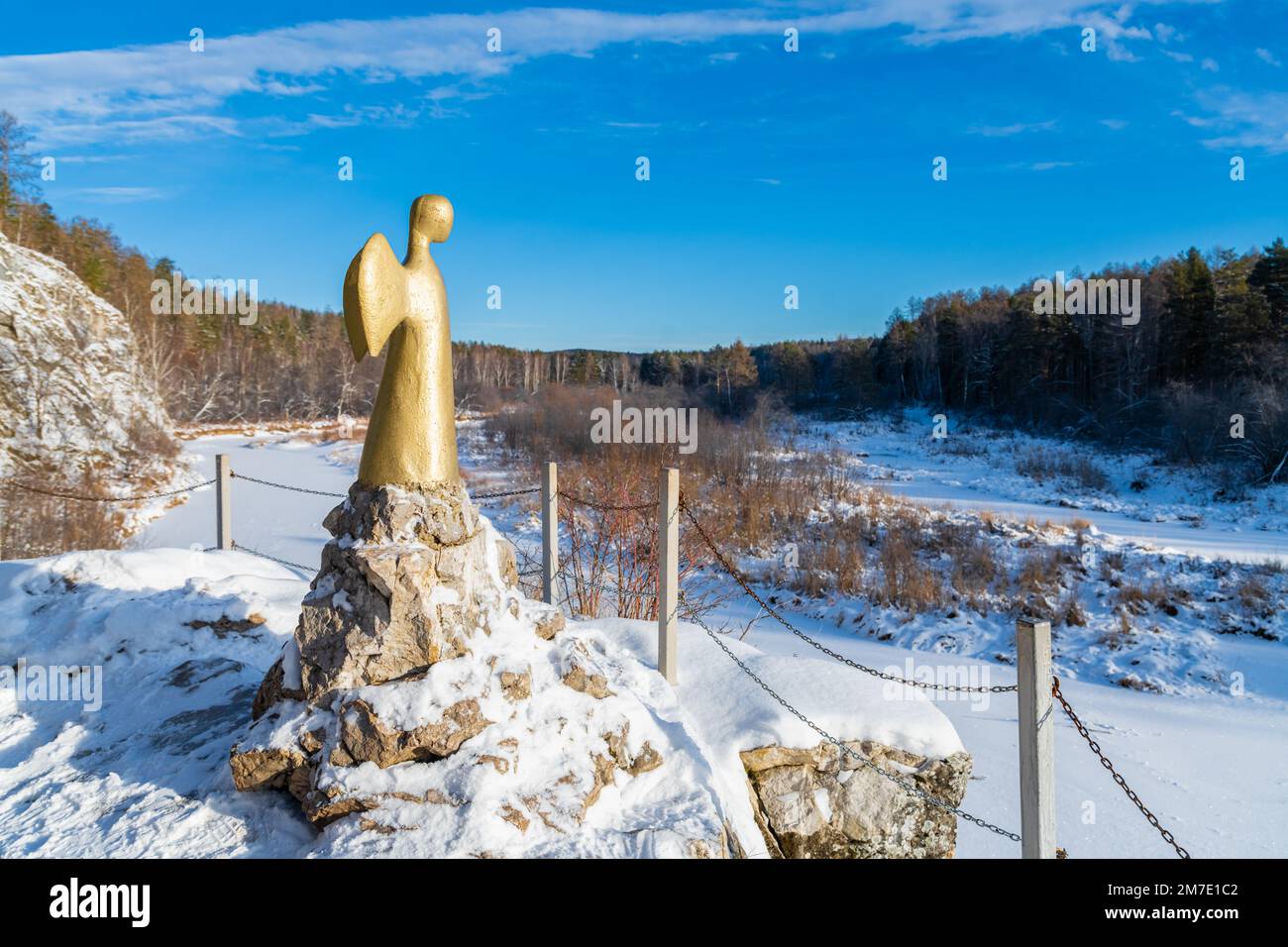 2022.11.27. Region Swerdlowsk, Ural, Russland. Statue des Engels der Hoffnung im Winter. Der Serga River im Deer Streams-Nationalpark. Stockfoto