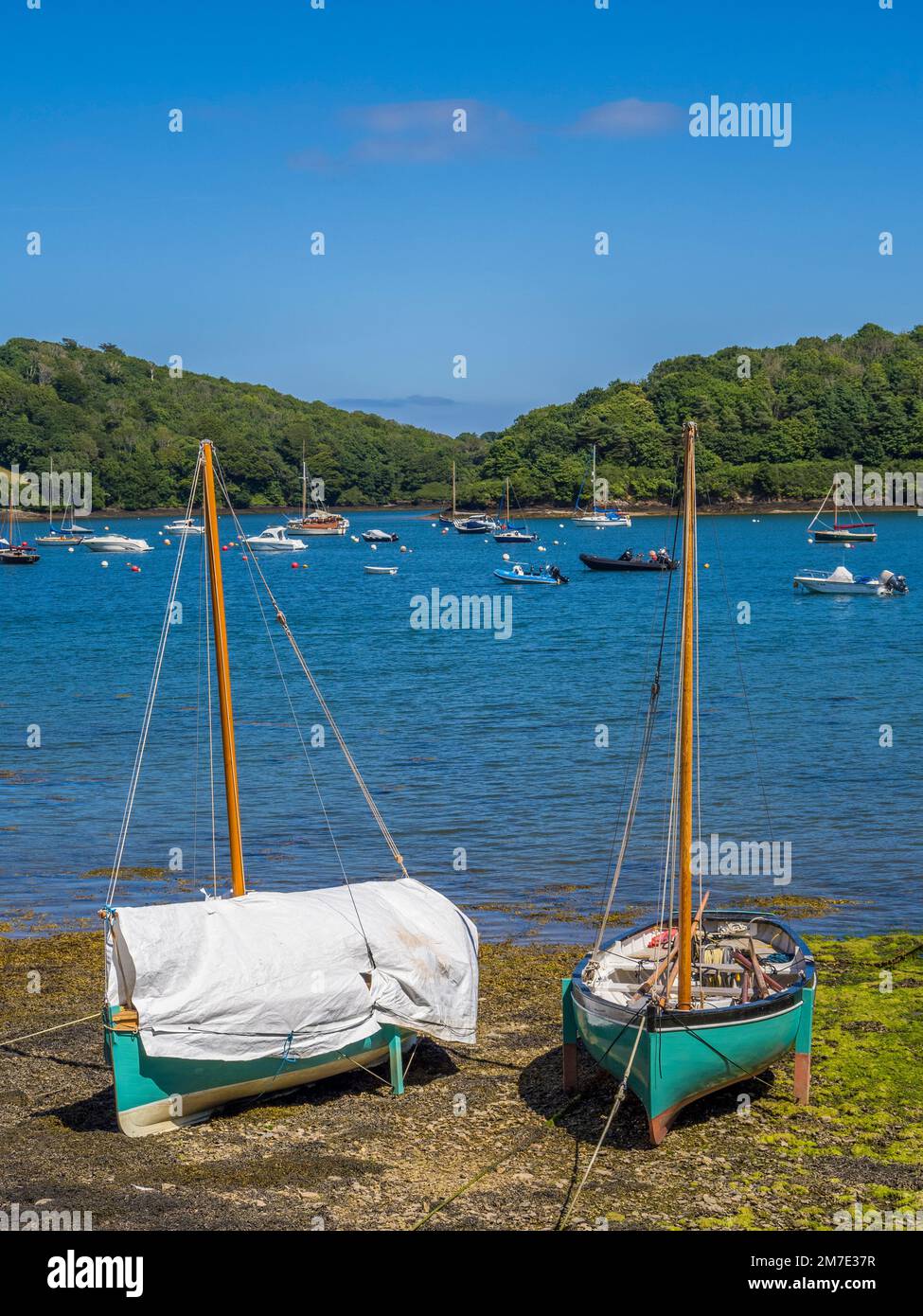 Boote am Ufer des Flusses Percuil, St. Mawes, Falmouth, Cornwall, England, UK, GB. Stockfoto