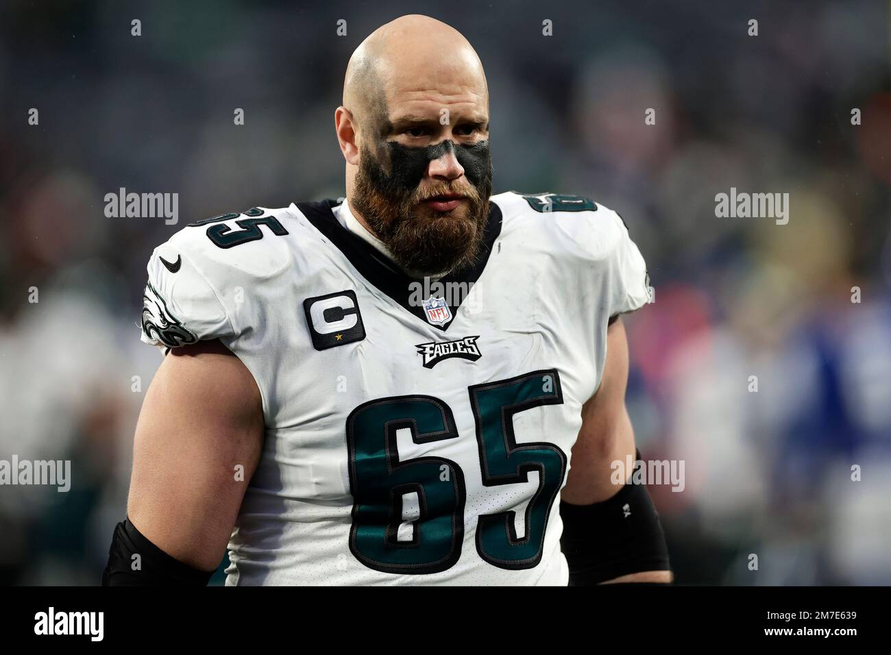 Philadelphia Eagles offensive tackle Lane Johnson (65) walks off the field against the New York Giants during an NFL football game Sunday, Dec. 11, 2022, in East Rutherford, N.J. (AP Photo/Adam Hunger) Stockfoto