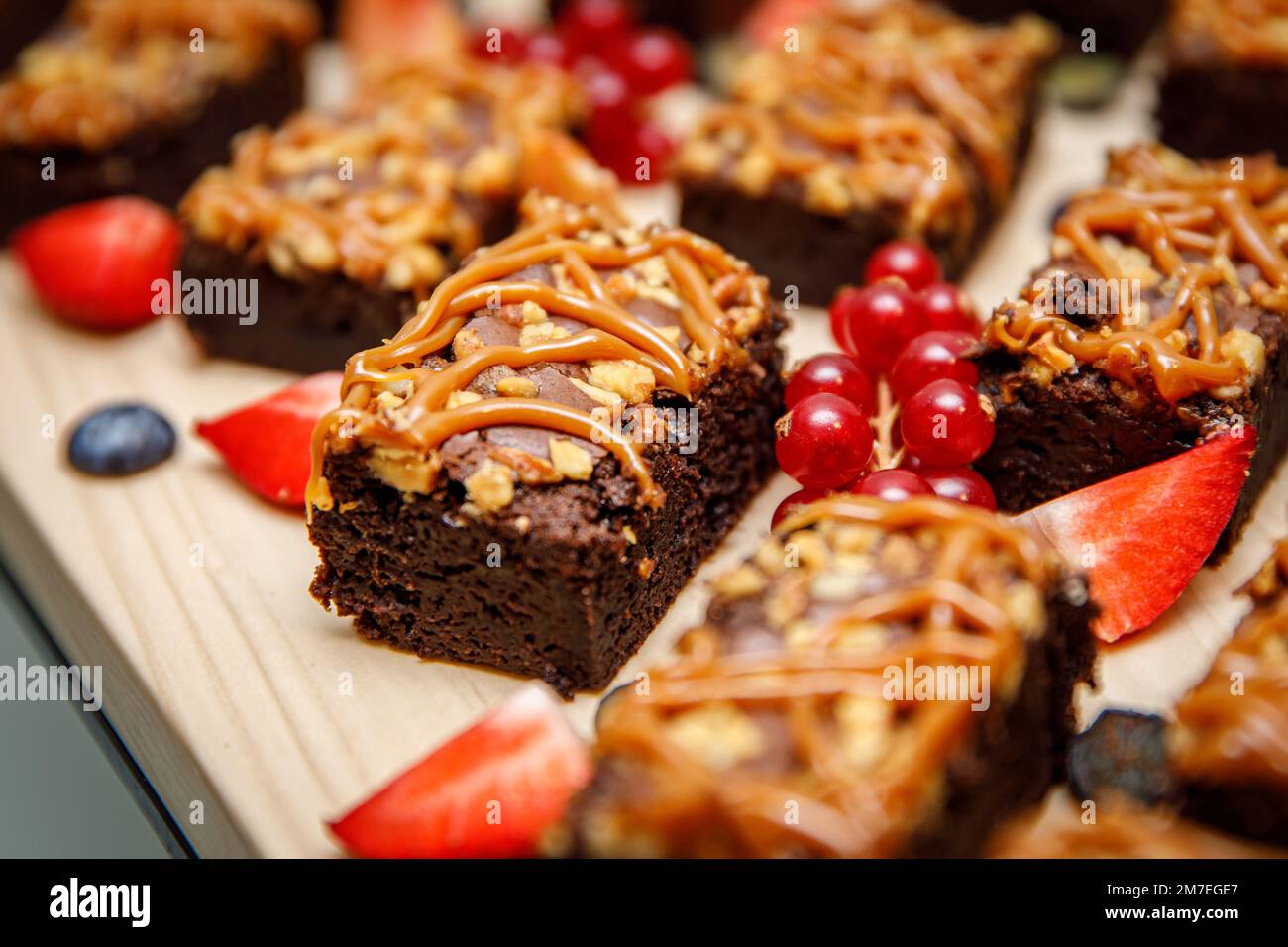 Brownies mit Nüssen und gesalzenem Karamell. Schokoladenkuchen mit Nüssen und Karamell Stockfoto