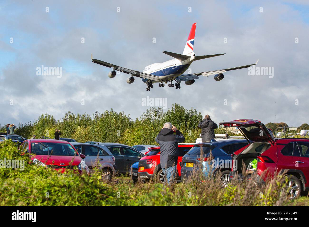 Eines der letzten beiden Flugzeuge der British Airways 747 landet am Flughafen Cotswold in der Nähe von Cirencester. Britiish Airways hat seine Flotte von 747 Flugzeugen nicht aufgegeben. Das Flugzeug wird in Kemble untergebracht und möglicherweise für Teile unterbrochen. Stockfoto