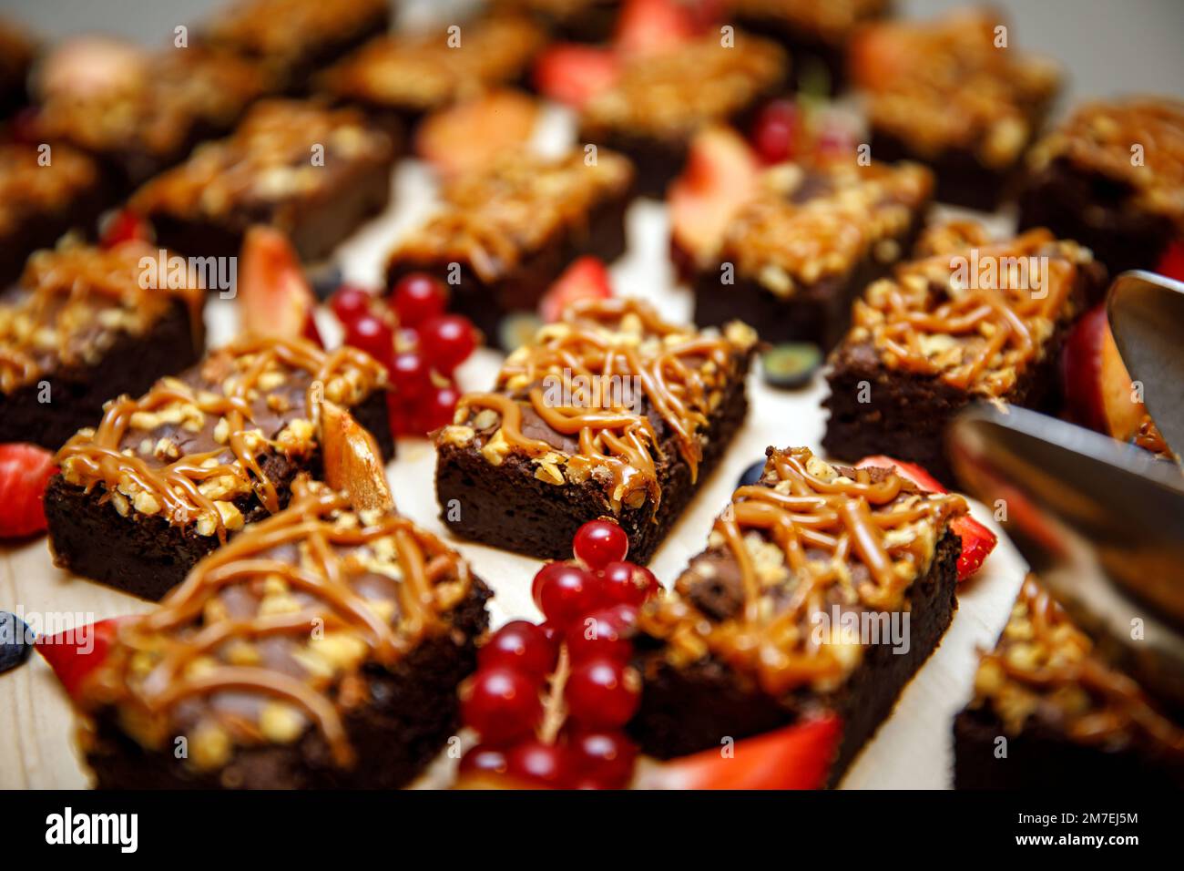 Brownies mit Nüssen und gesalzenem Karamell Stockfoto