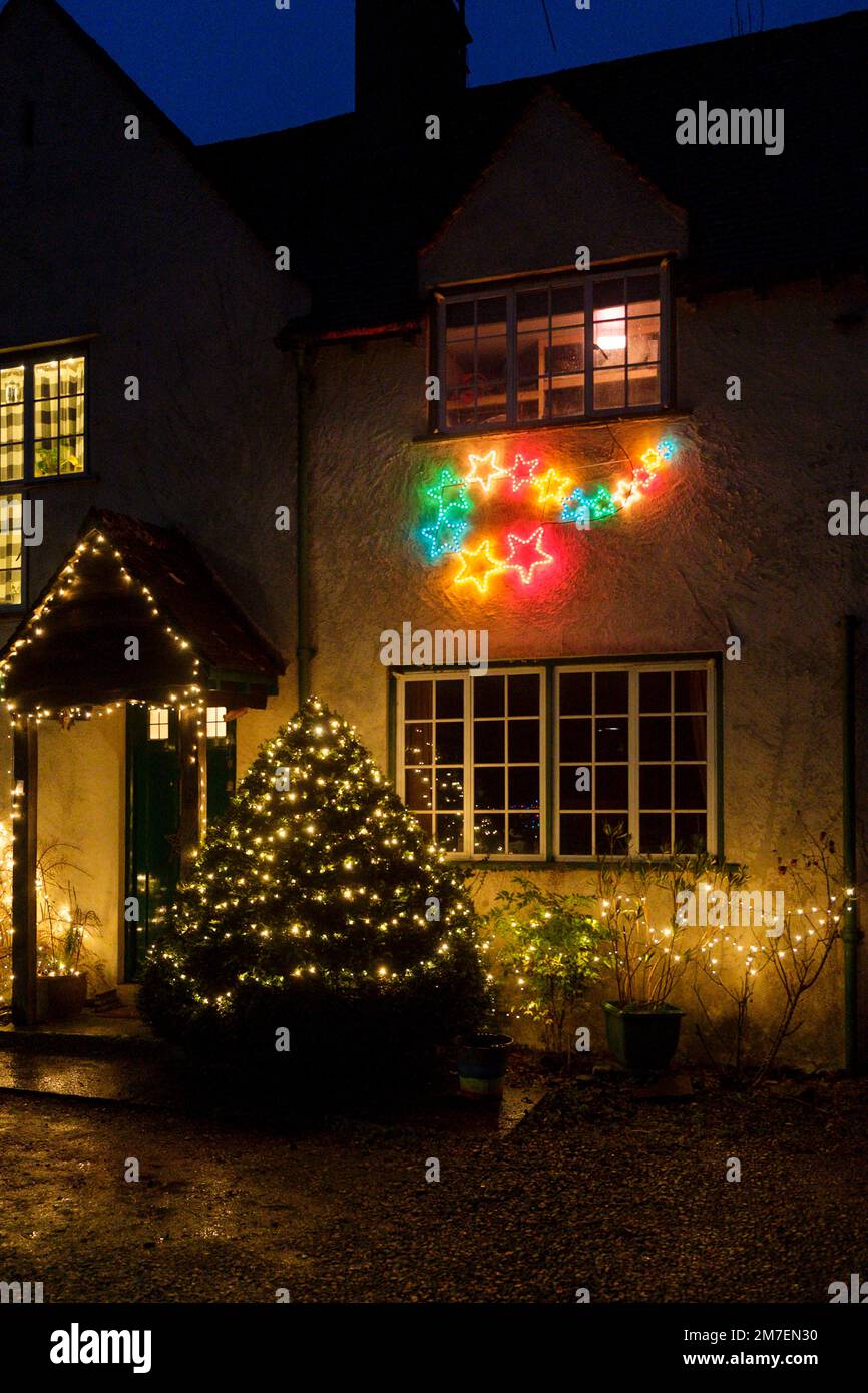 Ein Haus mit Lichtern und Motiven für Weihnachten auf einer britischen Wohnsiedlung. Stockfoto