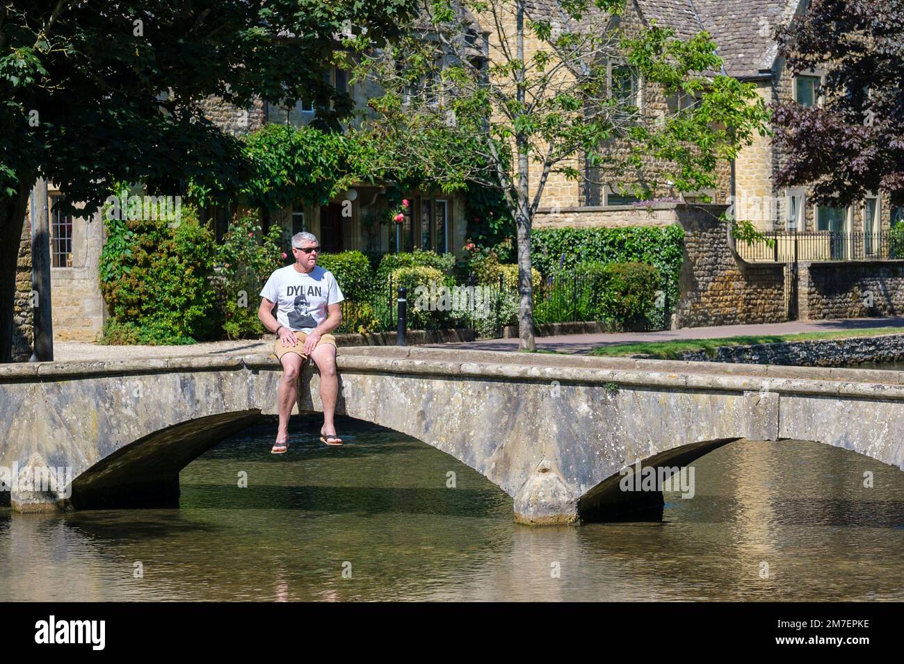 Bourton on the Water, Großbritannien. Die Menschen genießen es, am Fluss entlang zu laufen, Fotos zu machen und das heiße Sommerwetter in Bourton auf dem Wasser zu genießen Stockfoto