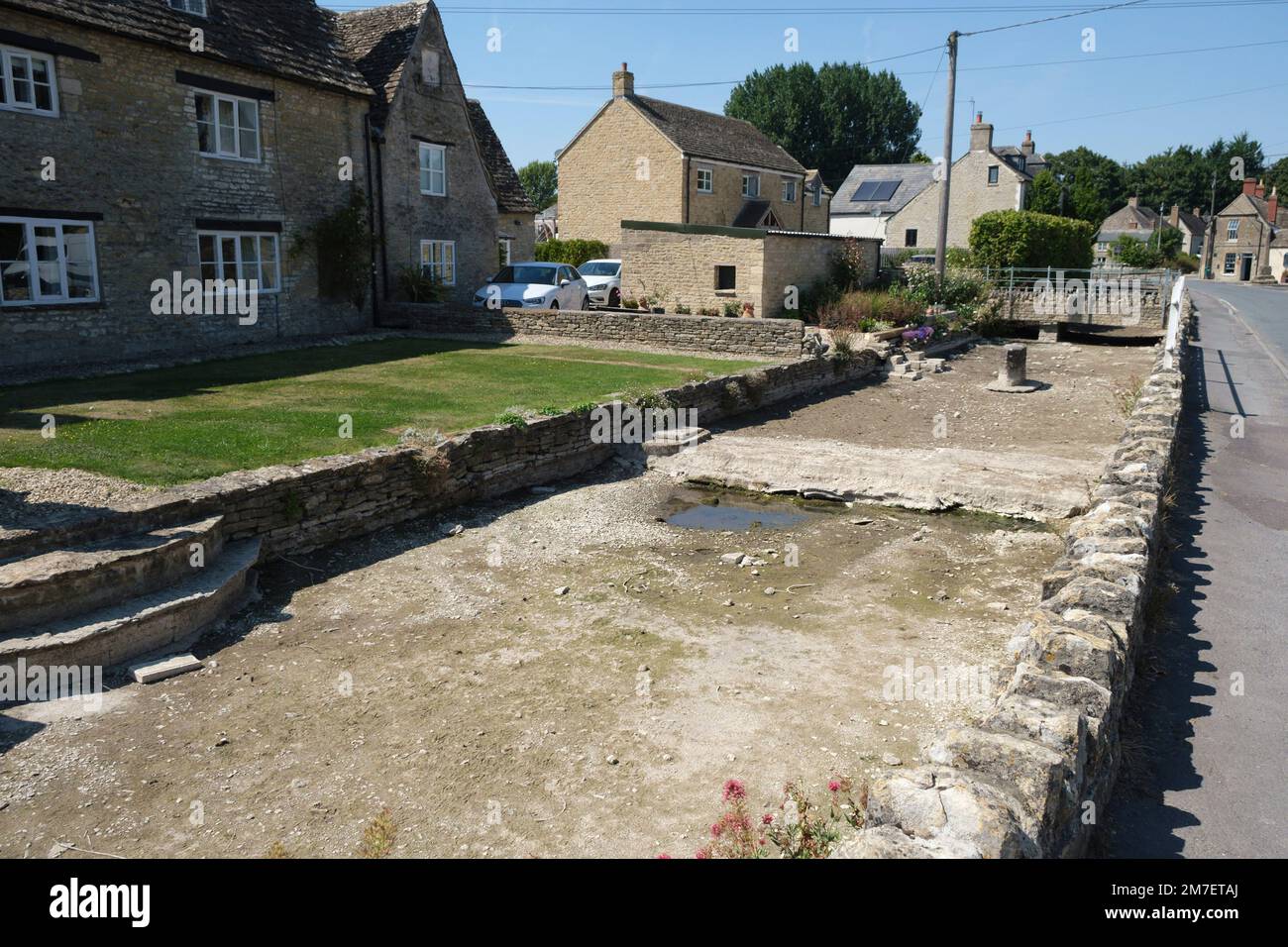 Das vergrabene Bett der Themse in Ashton Keynes, Cirencester. Lange Hitzewelle im Vereinigten Königreich hat viele lokale Behörden gezwungen, ein Verbot von Wasserrohren zu verhängen. Stockfoto