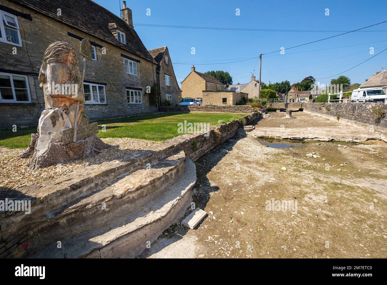 Das vergrabene Bett der Themse in Ashton Keynes, Cirencester. Lange Hitzewelle im Vereinigten Königreich hat viele lokale Behörden gezwungen, ein Verbot von Wasserrohren zu verhängen. Stockfoto