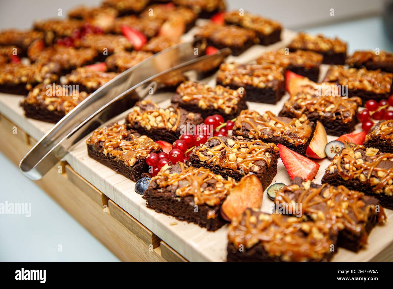 Brownies mit Nüssen und gesalzenem Karamell Stockfoto