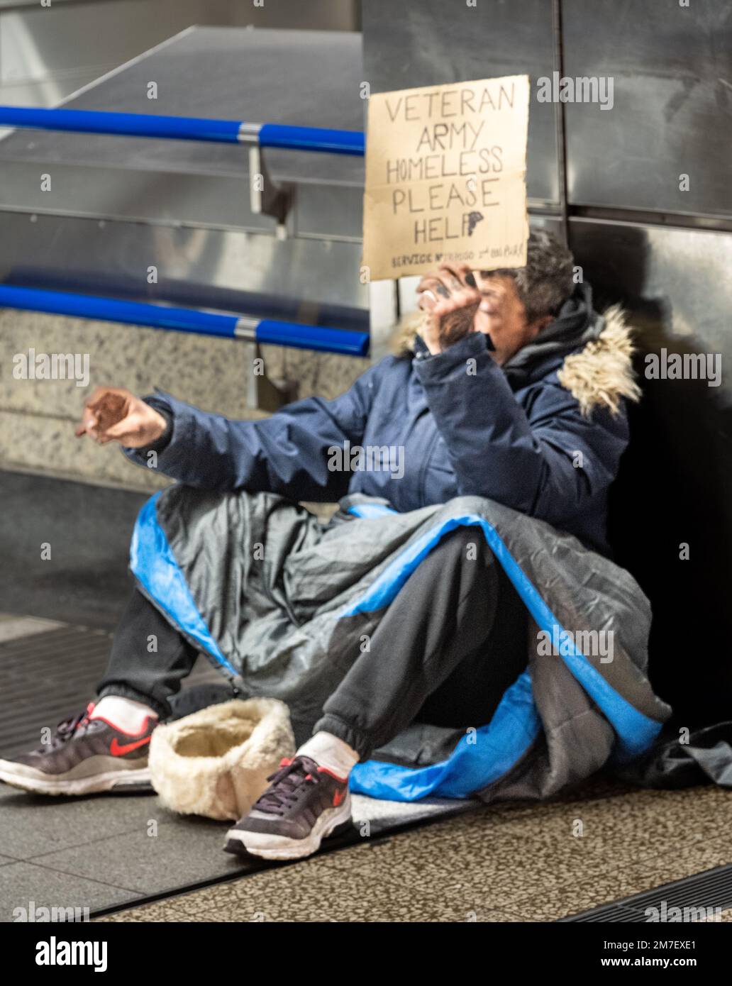 Ein obdachloser Veteran bettelt am Eingang zur Victoria Station London, da britische Minister versprochen haben, den harten Schlaf unter Militärveteranen im nächsten Jahr zu beenden Stockfoto