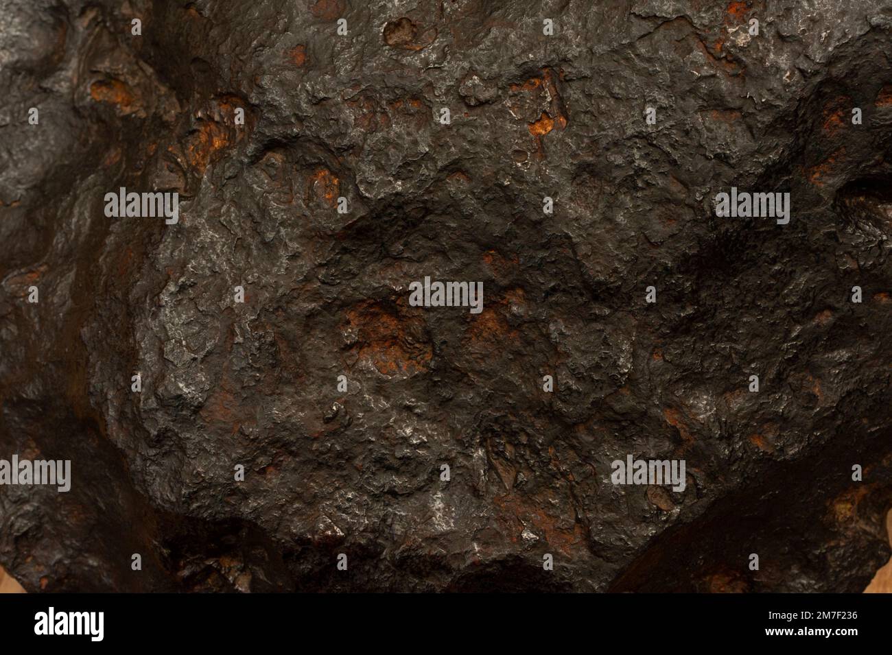 Eine Kostprobe des Nantan Meteoriten als Teil der berührbaren Felsen und Mineralien im Museum of Natural History, Oxford. Stockfoto
