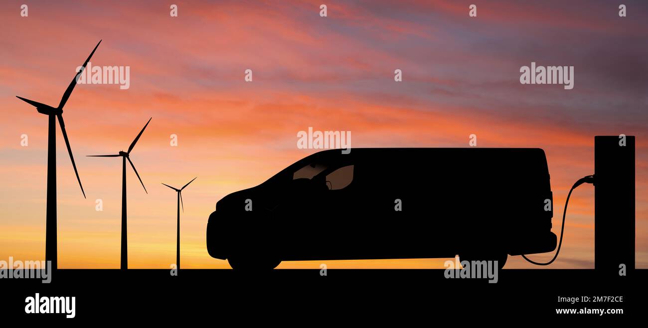 Silhouette eines Elektrowagens mit Ladestation und Windturbinen vor dem Hintergrund des Sonnenuntergangs Stockfoto
