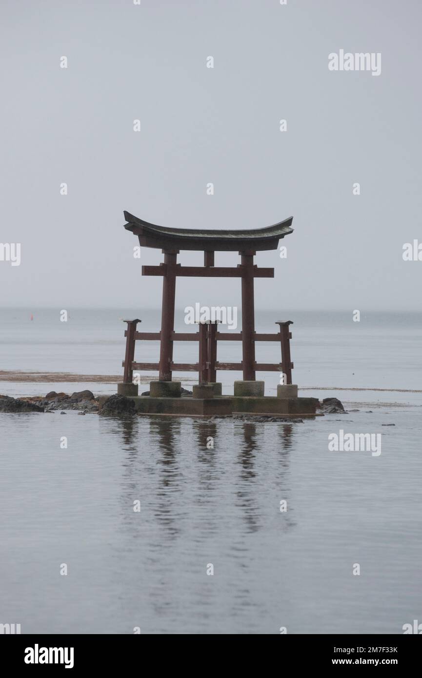 Das Torii-Tor auf Benten Island, Noto, Japan. Stockfoto