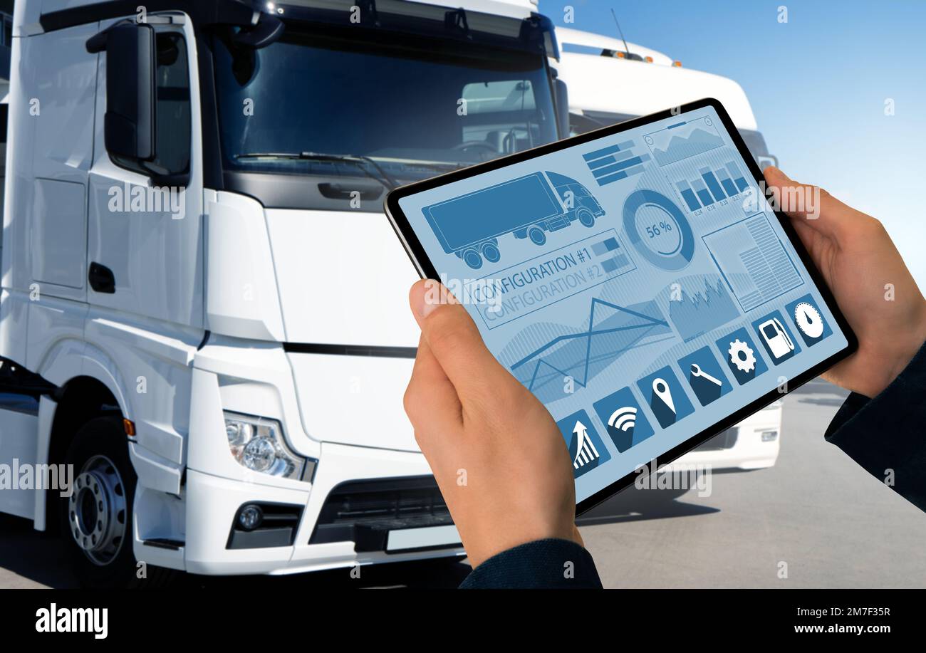 Manager mit einem digitalen Tablet neben Trucks. Flottenmanagement Stockfoto