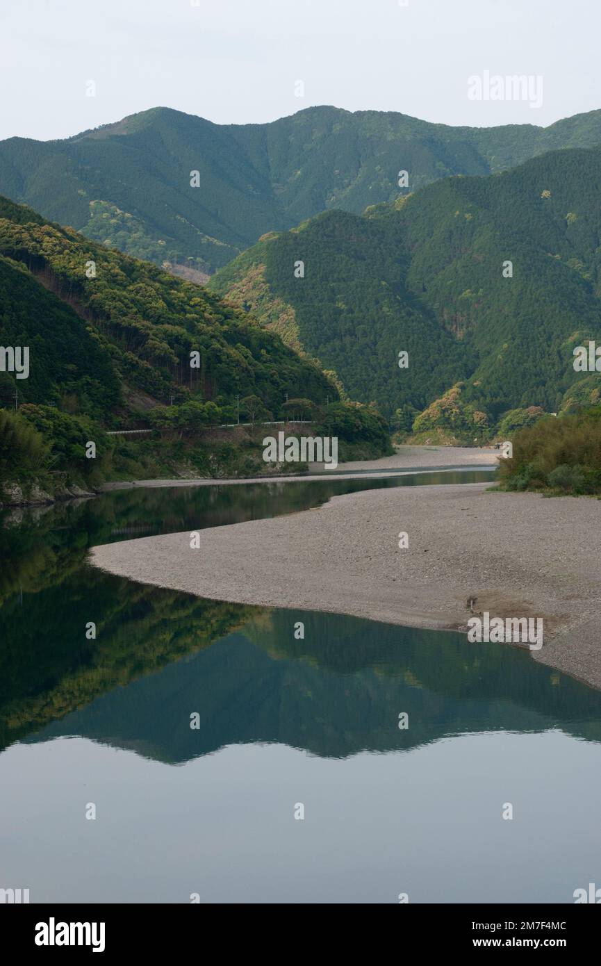 Vormittagsüberlegungen zum Shimanto, einem der letzten unberührten wilden Flüsse Japans, Shikoku, Japan. Stockfoto