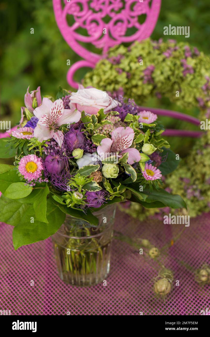 Farbenfroher Blumenstrauß mit Rosen und Herbststern Stockfoto