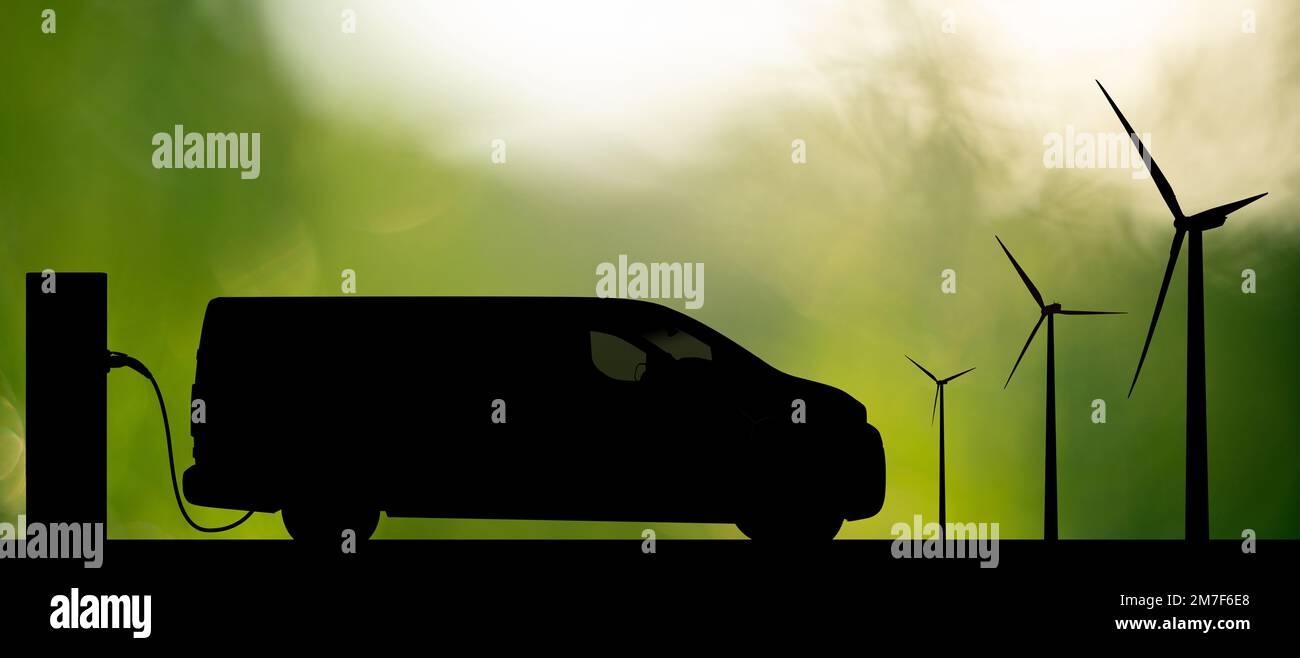 Umriss eines Elektrotransporters mit Ladestation und Windturbinen auf grünem Hintergrund Stockfoto