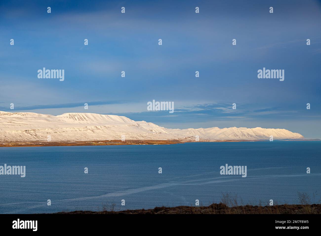 Blick auf Eyjafjordur zu Beginn des Winters in Nordisland Stockfoto