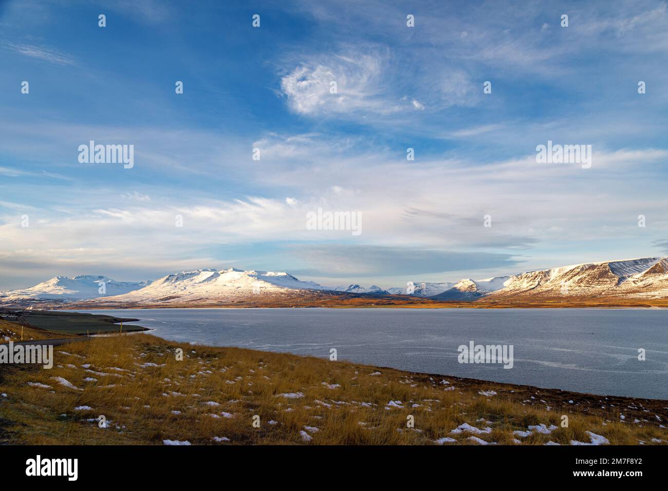 Blick auf Eyjafjordur zu Beginn des Winters in Nordisland Stockfoto