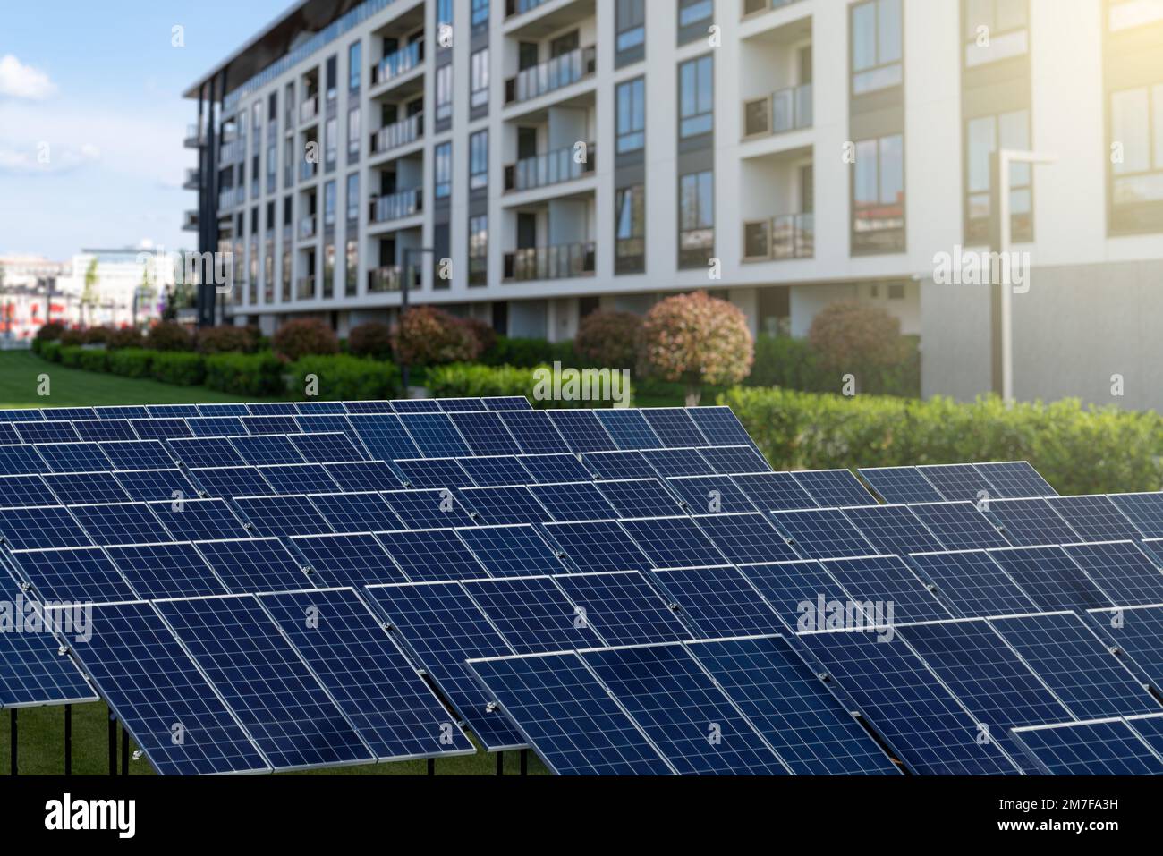 Solarpaneele in der Nähe eines Wohngebäudes Stockfoto