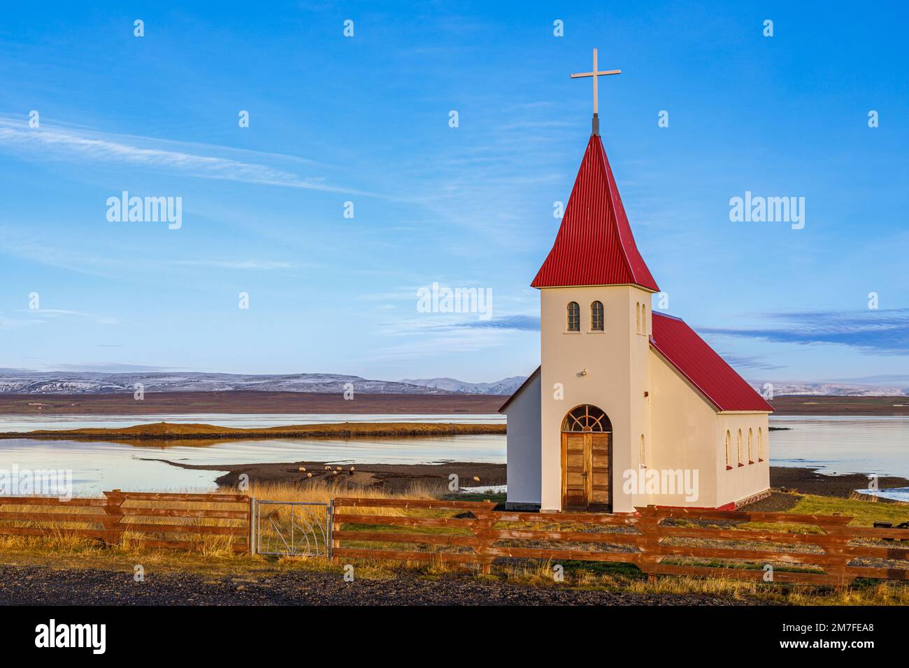 Die Kirche Prestbakkakirkja im frühen Abendlicht im Norden Islands Stockfoto