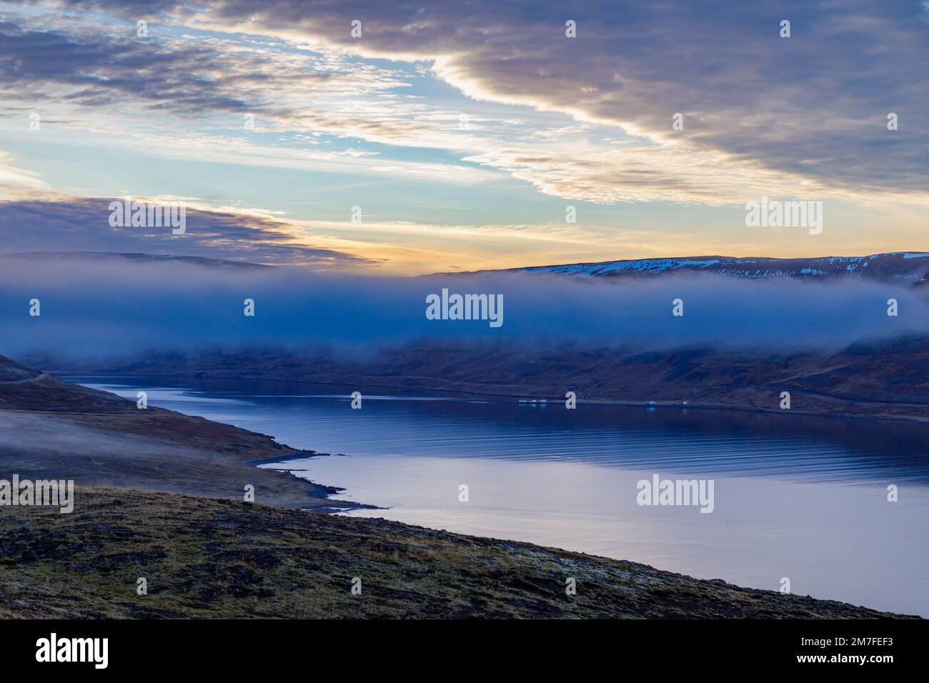 Ausflüge am frühen Abend zu den Fjorden in Nordisland Stockfoto