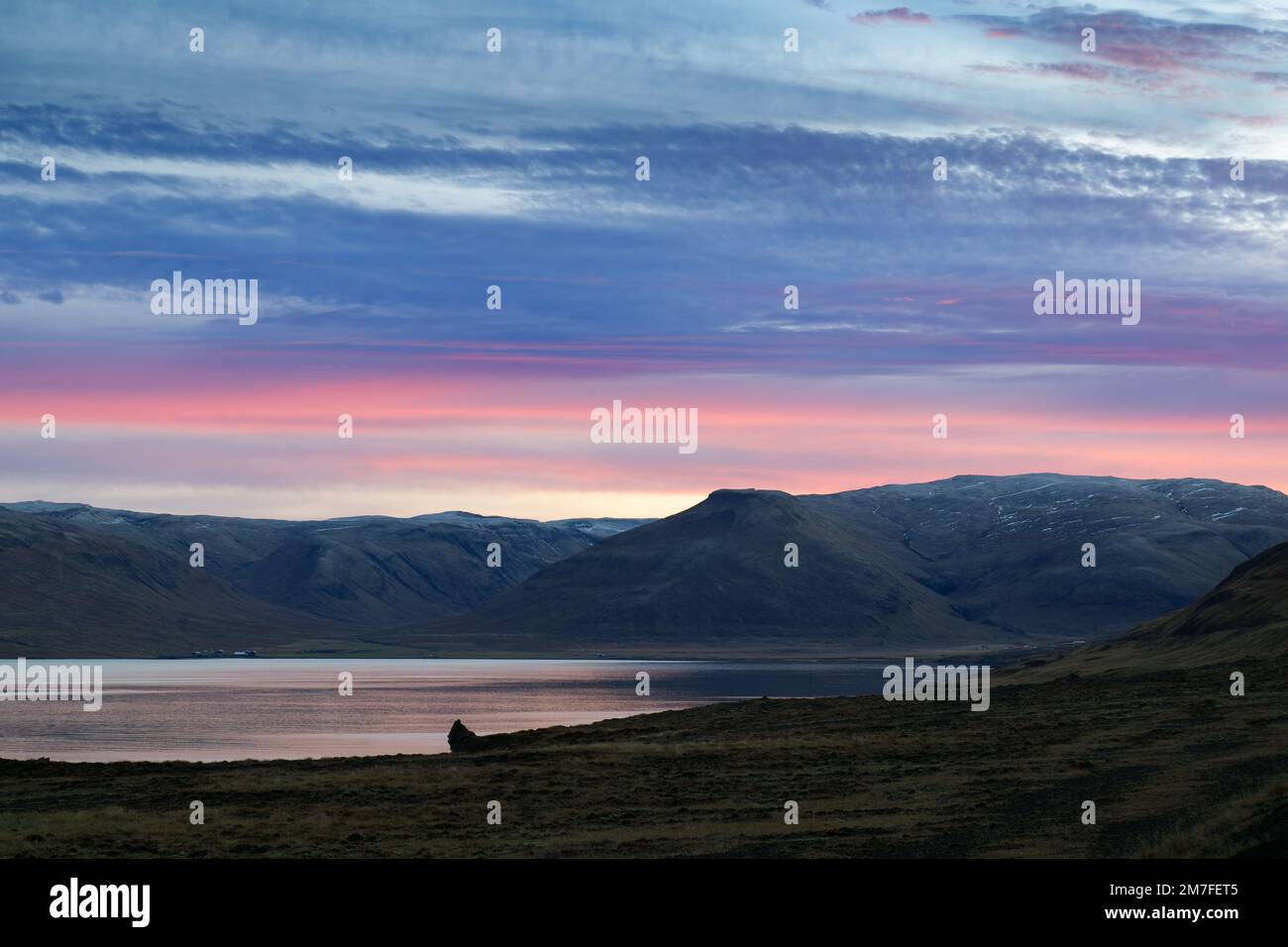 Ausflüge am frühen Abend zu den Fjorden in Nordisland Stockfoto