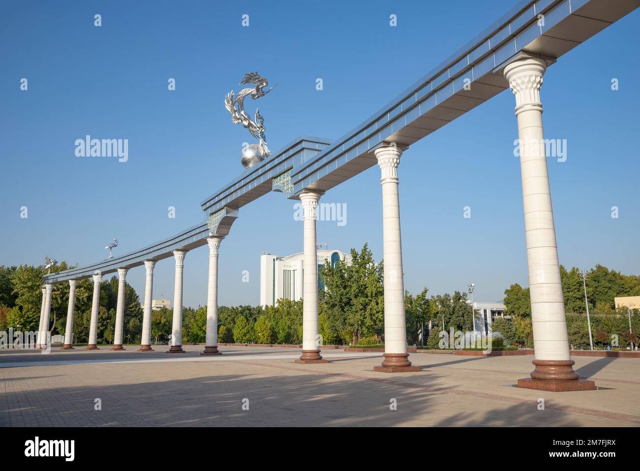 TASCHKENT, USBEKISTAN - 15. SEPTEMBER 2022: Der Ezgulik-Bogen (der guten und edlen Bestrebungen). Taschkent, Usbekistan Stockfoto