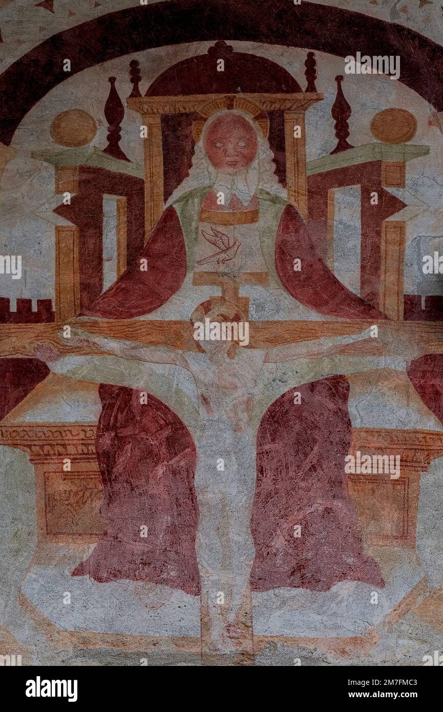 Die Dreiheit. Fresko aus dem späten 15. Jahrhundert vor der Renaissance des Lombardischen Künstlers Cristoforo i Baschenis, an der Westfront der Chiesa di Sant’Antonio Abate (Kirche des Heiligen Antonius des Abtes) in Pelugo, Trentino-Südtirol, Italien. Stockfoto