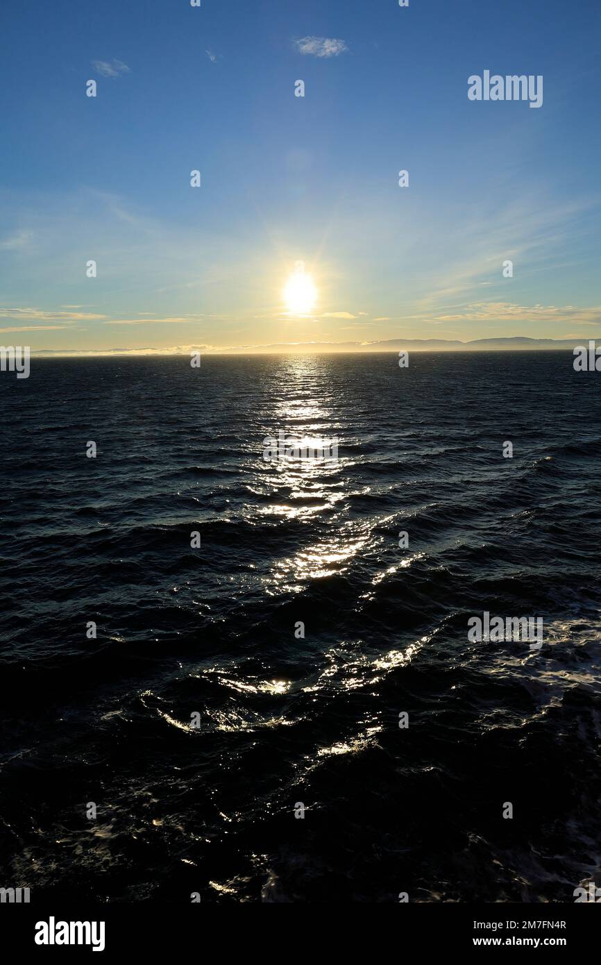 Niedrige Sonne nördlich des Polarkreises um 12 Uhr im Herbst Stockfoto