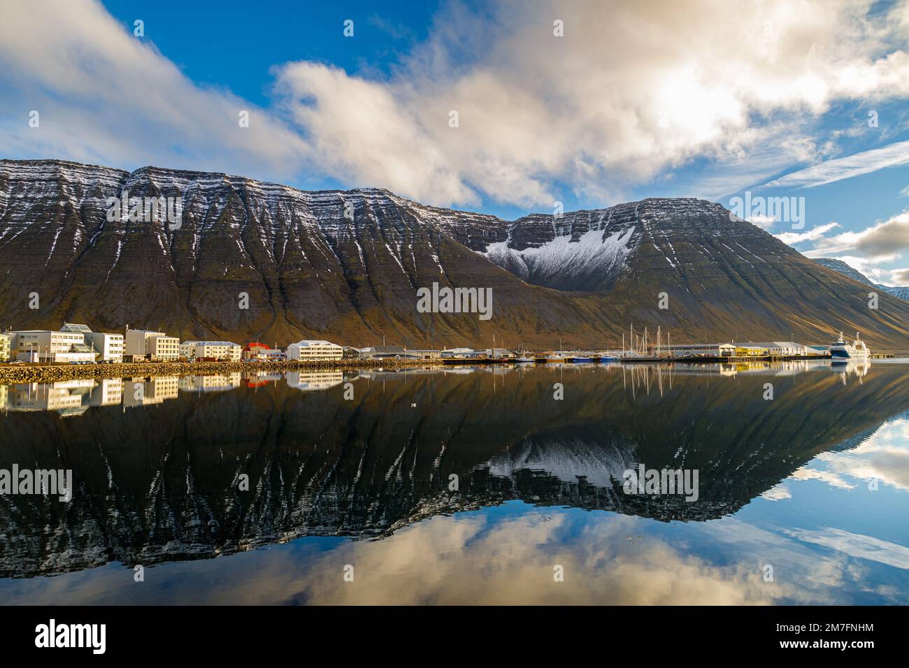 Die kleine Stadt Isafjardarbaer im Fjord Isafjardardjup in Nordisland Stockfoto