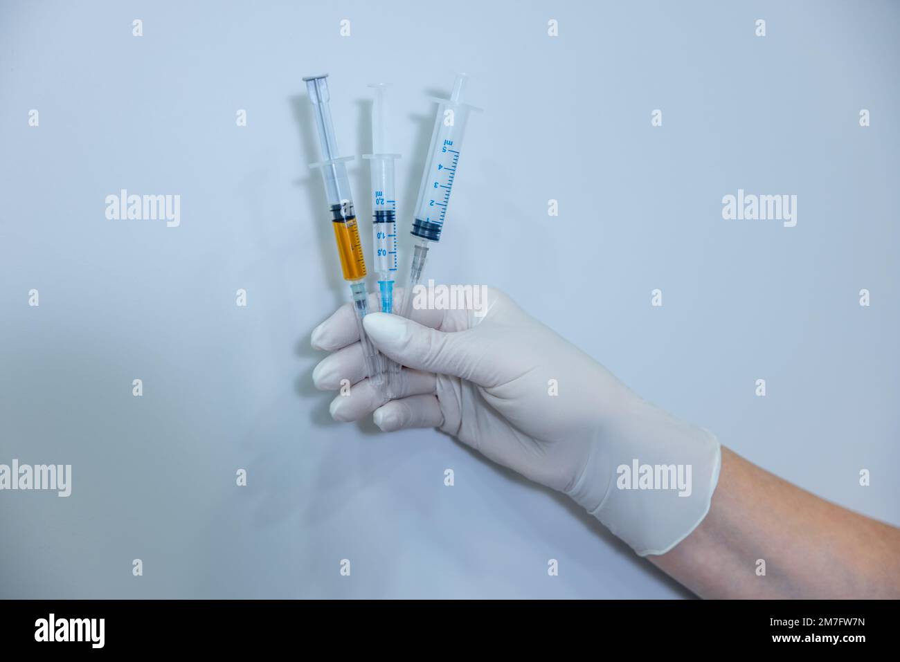 Nahaufnahme einer Hand in sterilen Handschuhspritzen Stockfoto