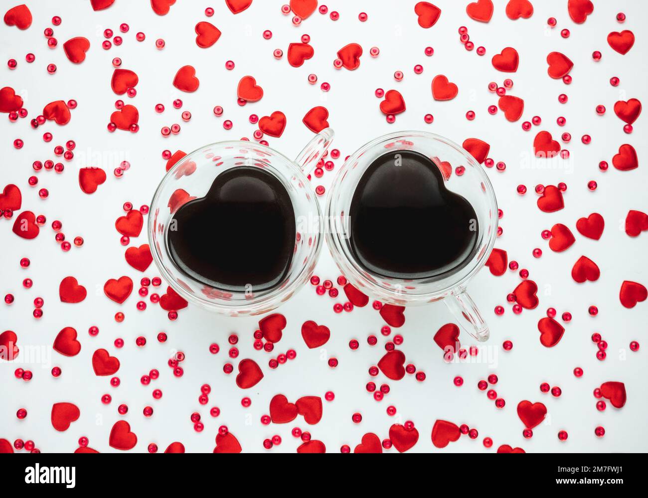 Zwei herzförmige Kaffeetassen am Valentinstag. Stockfoto