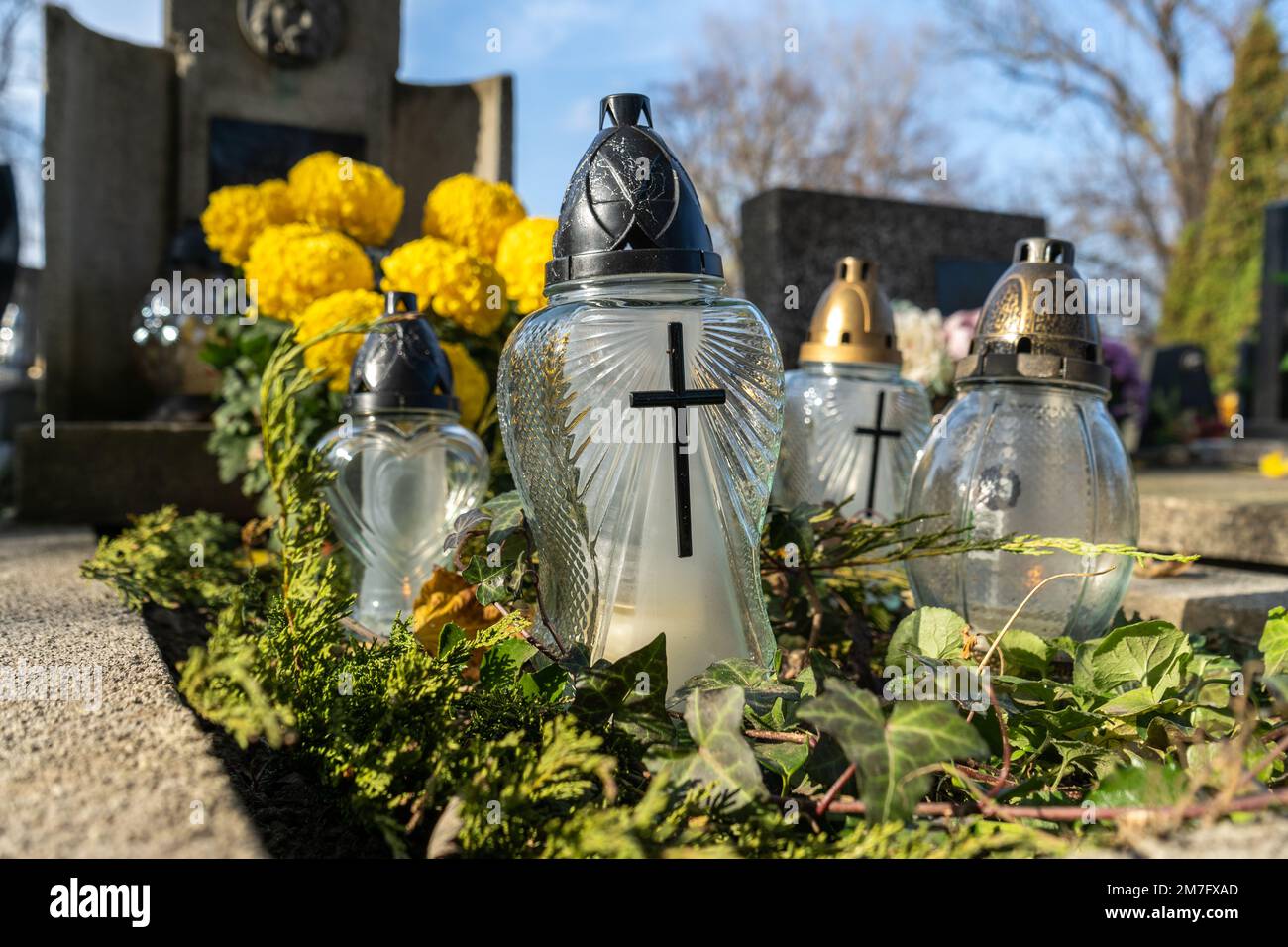 Friedhof Grab Kerzenlampen aus Glas. Allerheiligen-Tag, Fest aller Seelen. Gedenken an alle Gläubigen Verstorbenen und den Tag der Toten. Stockfoto