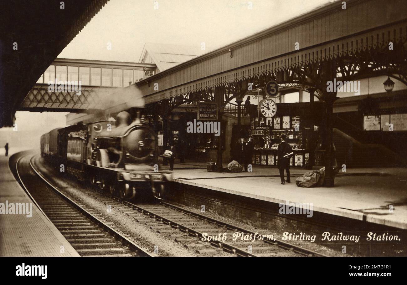 Caledonian Railway Dunalistair II 4-4-0 Lokomotive fährt einen Zug durch Stirling Station in Caledonian Days Stockfoto