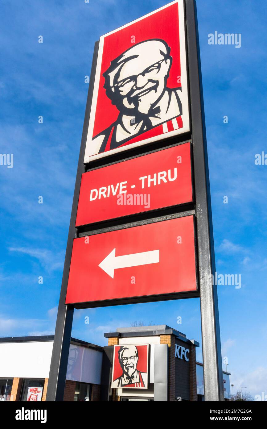 Logo-Schild für KFC, Kentucky Fried Chicken, das Fast Food Outlet mit Sitz in Amerika, mit „Drive Thru“, Irvine, Ayrshire, Großbritannien Stockfoto