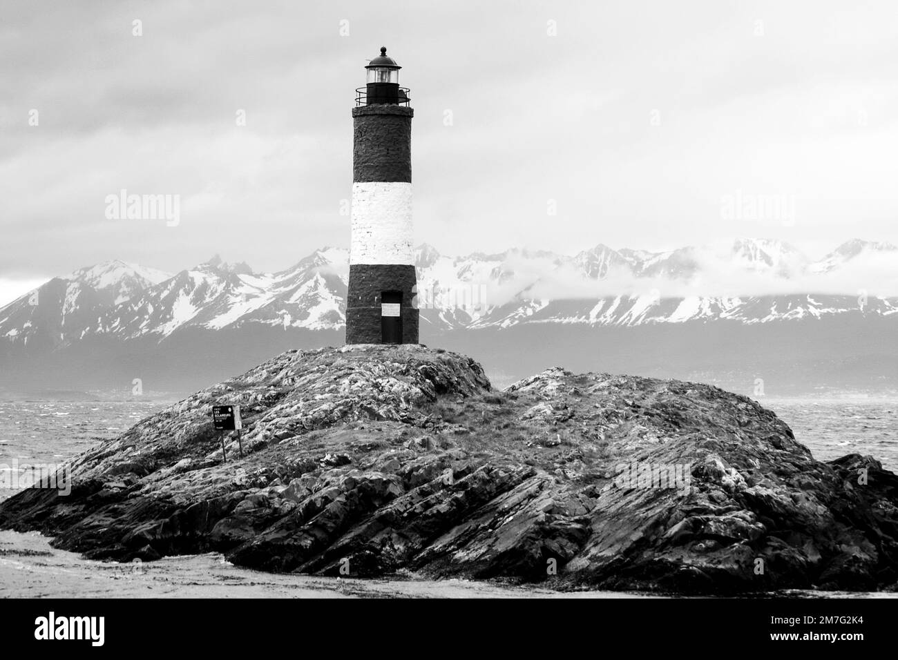 Der Leuchtturm Les Eclaireurs befindet sich im Beagle-Kanal in Ushuaia, Tierra del Fuego, Argentinien. Schwarzweißfotografie Stockfoto
