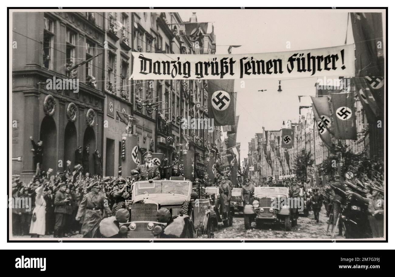 Adolf Hitler in Danzig ( Gdańsk ) „DANZIG SALUTIERT SEINEM FÜHRER“ Polen 1939 Invasionsbesetzung mit Hakenkreuz-Flaggen und Heil Hitler salutiert mit einer Flotte von Mercedes-Kraftfahrzeugen, die von den Besatzungstruppen vorgeführt werden Stockfoto