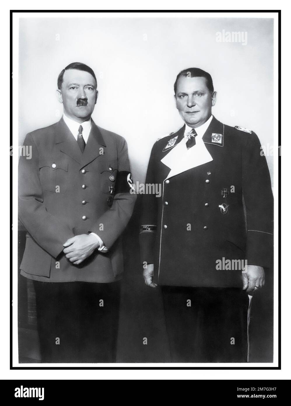 Adolf Hitler und Hermann Göring in Uniform 1930er posieren zusammen für ein formelles Halblängenporträt des Fotografen Heinrich Hoffmann Stockfoto