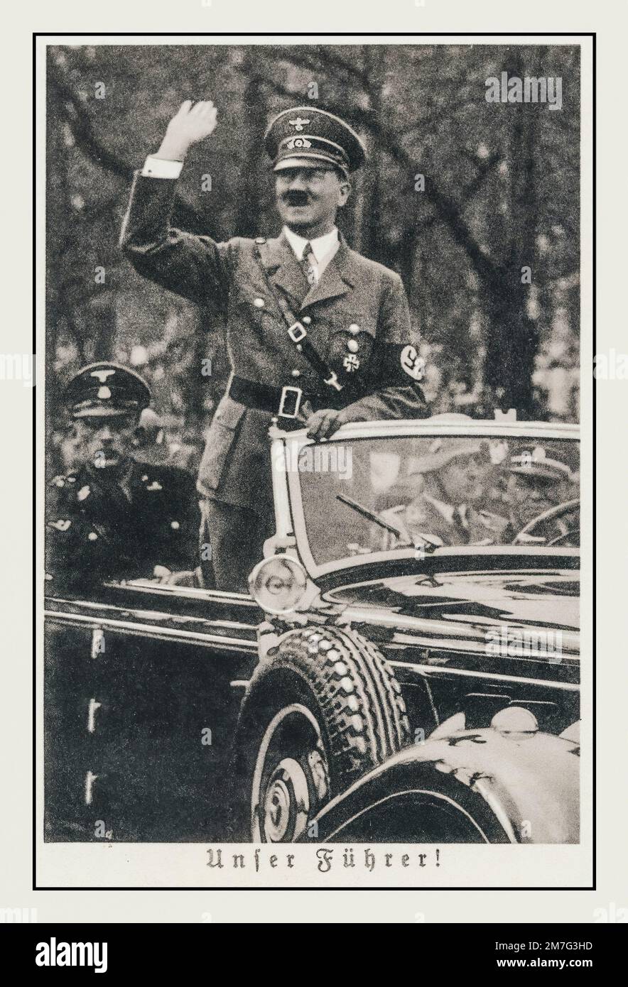 ADOLF HITLER SALUTE Swastika Armband Mercedes offener Wagen „Unser Führer“ {Unfer Führer} 1930er Propaganda Postkarte Nürnberg Nazi Deutschland Stockfoto