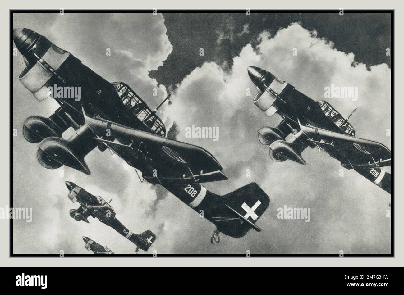 WW2 deutsche Stuka-Tauchbomber an die italienische Luftwaffe geliefert. 159 Junkers Ju 87 Stuka war in der italienischen Regia Aeronautica tätig. Von September 1940 bis September 1943 kämpften die Stukas der Regia Aeronautica unermüdlich in den Theatern Nordafrikas, des Mittelmeers und des Balkans und erzielten Erfolge, die andere Bodenangriffsflugzeuge in Italien nicht beanspruchen konnten. Die „Picchiatelli“ waren stark an der ersten Bombenattentat gegen Malta beteiligt und haben es im Januar 1941 gemeinsam mit den deutschen Stukas geschafft, den Flugzeugträger HMS illustrious zu treffen. Stockfoto