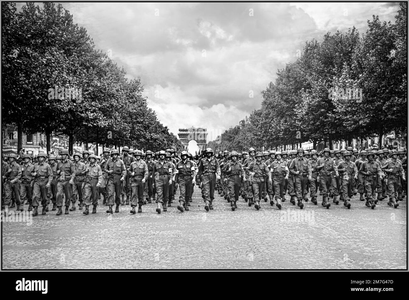 SIEGESPARADE PARIS WW2 SIEGESBEFREIUNG NAZIDEUTSCHLAND amerikanische Truppen der 28. Infanteriedivision marschieren die Avenue des Champs-Elysées in Paris entlang, in der 'Victory' Parade. Datum: 29. August 1944 Stockfoto