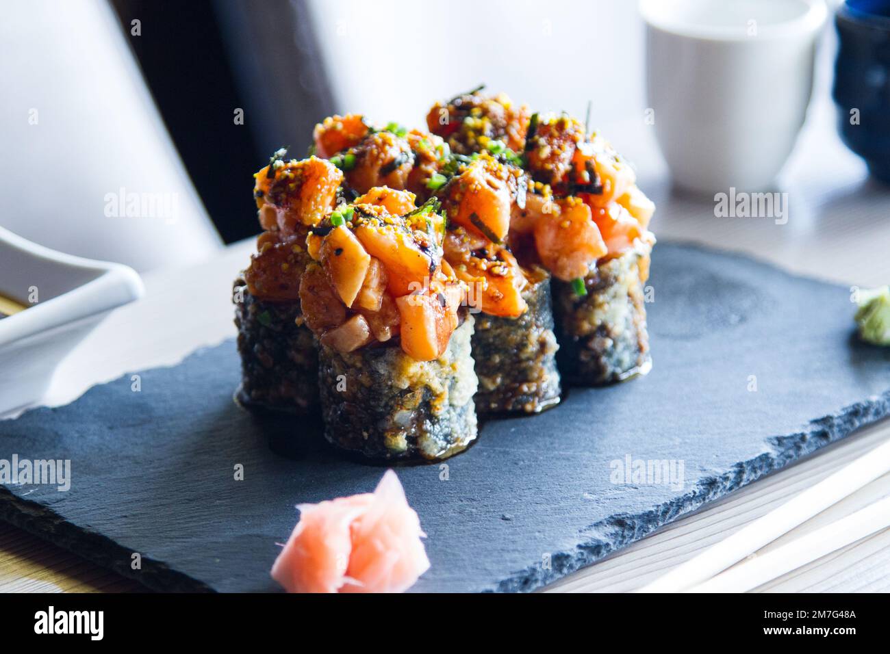 Lachs Sushi Hot Roll Makis in einem japanischen Restaurant in Tokio. Stockfoto