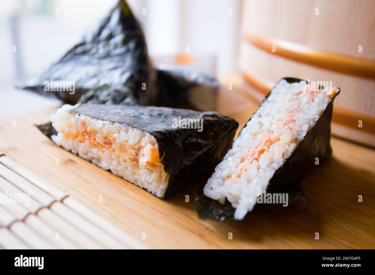 Lachs-Sushi Onigiri in einem japanischen Restaurant in Tokio. Stockfoto