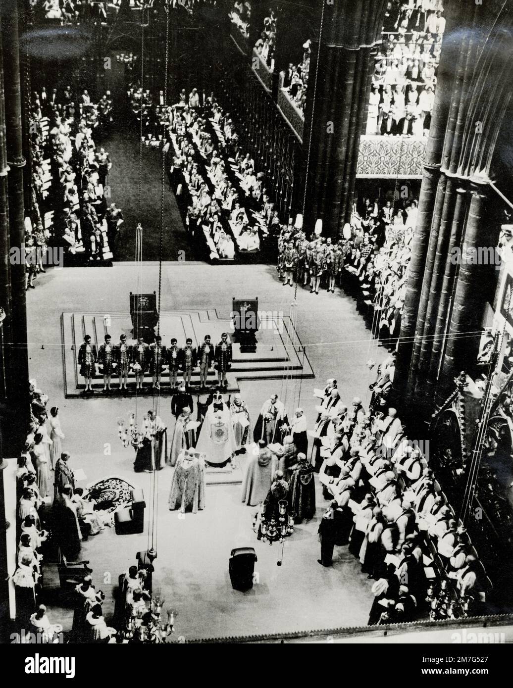 Krönung von König George 6., Westminster Abbey, 1937 - der Moment der Krönung durch den Erzbischof von Canterbury Stockfoto