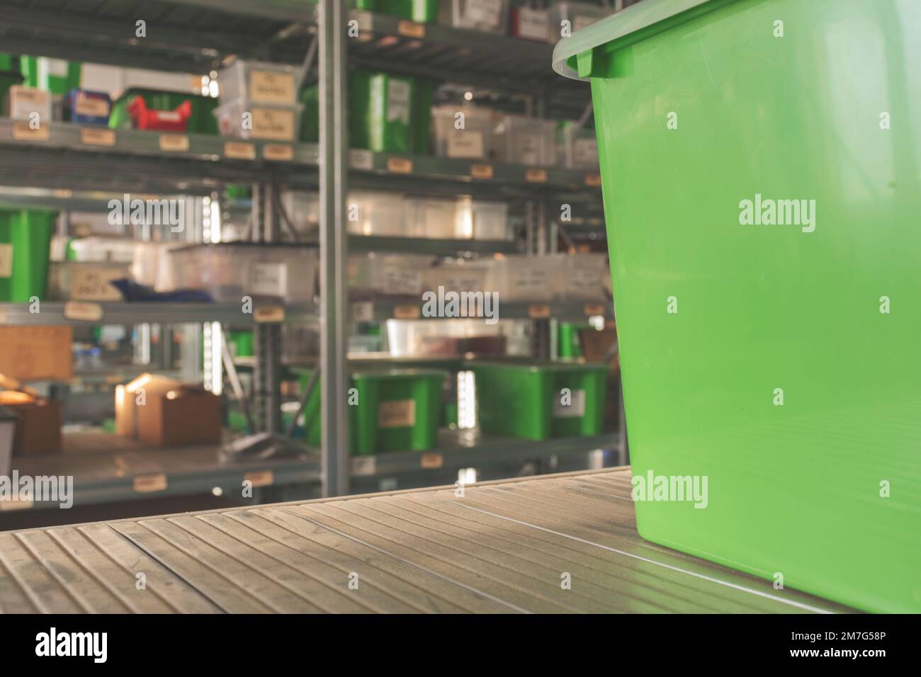 Hohe Winkelverbiegung von Regalen und Boxen in einem modernen Industrielager. Speicherplatz kopieren. Stockfoto