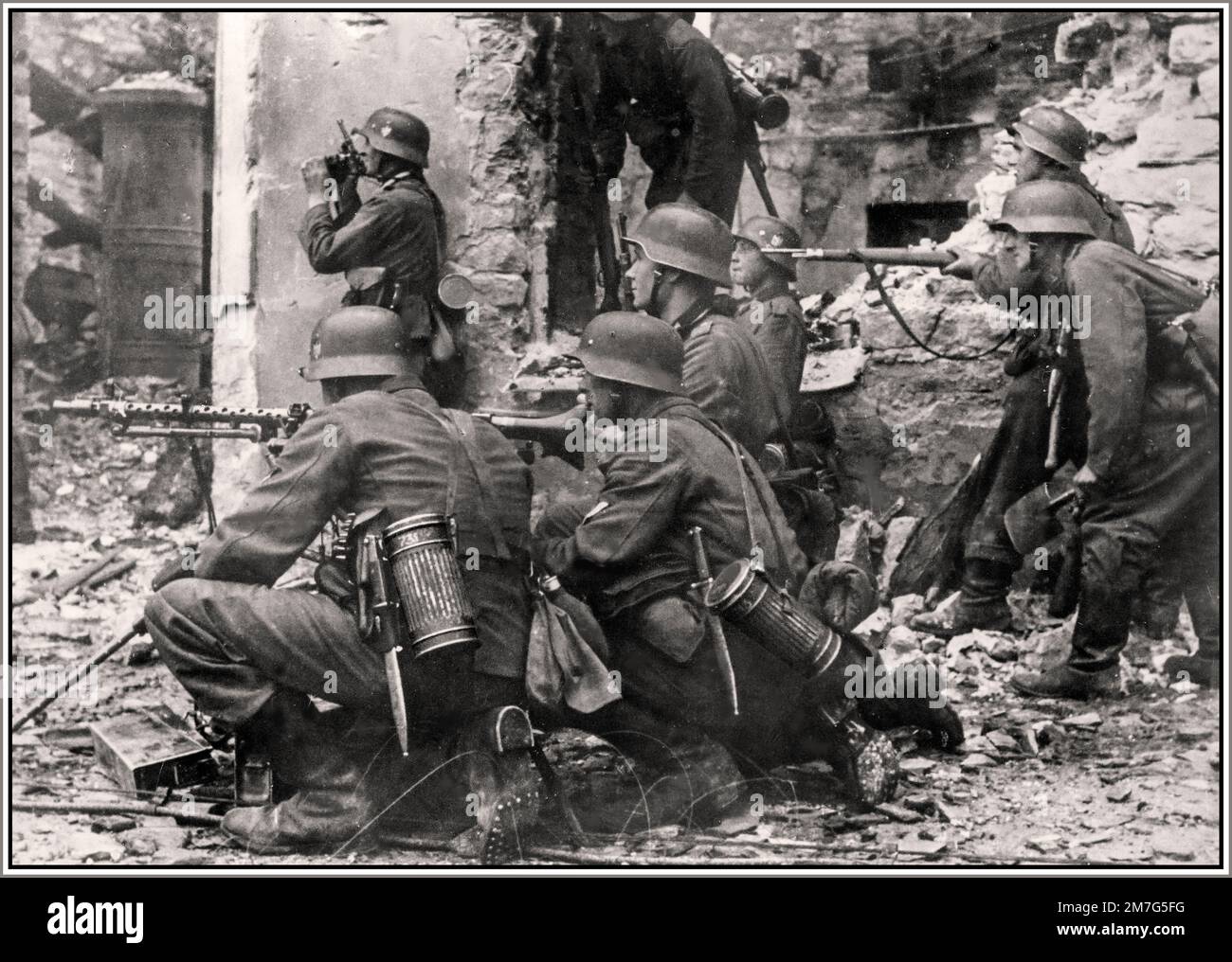 OPERATION BARBAROSSA WW2 Nazideutscher MG-34 Maschinengewehrverlegung, Kampf gegen russische Streitkräfte in den Ruinen eines Hauses an der Ostfront. World war II Datum September 1941 Stockfoto