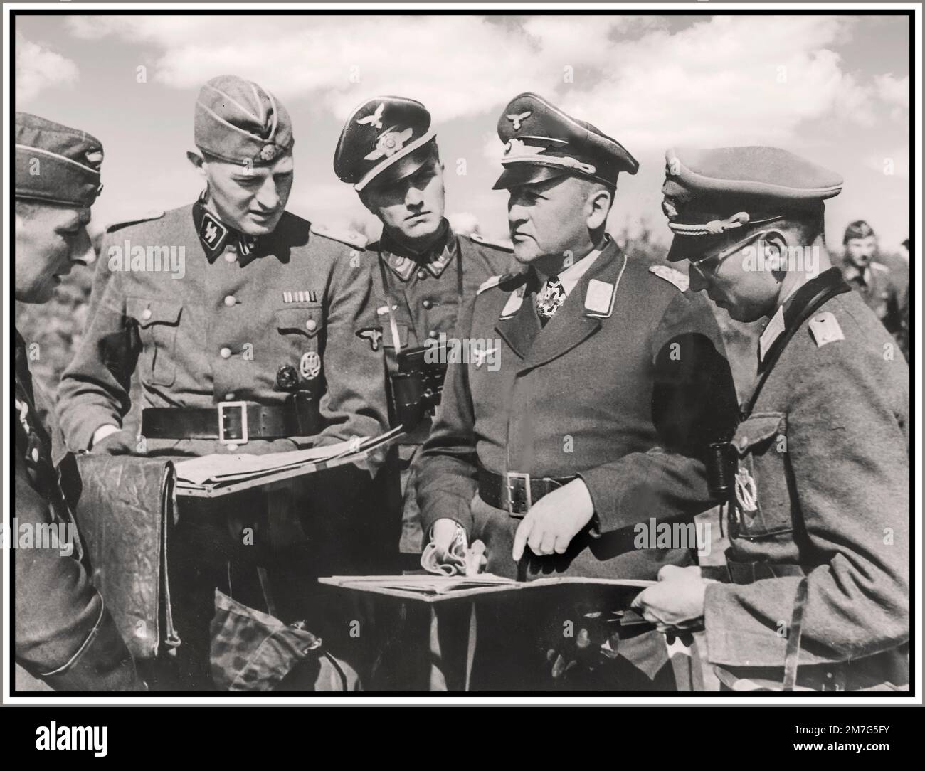 OPERATION BARBAROSSA WW2 General Heino von Rantzau (2. von rechts) im Gespräch mit Offizieren (2. von links Waffen-SS-Offizier) an der Ostfront. World war II Datum September 1941 Stockfoto